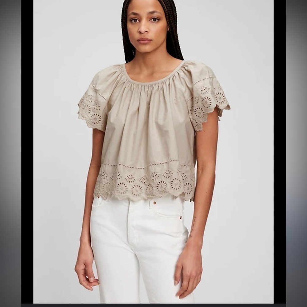 Darling 💖 perfect for summer Gap eyelet flutter sleeve blouse